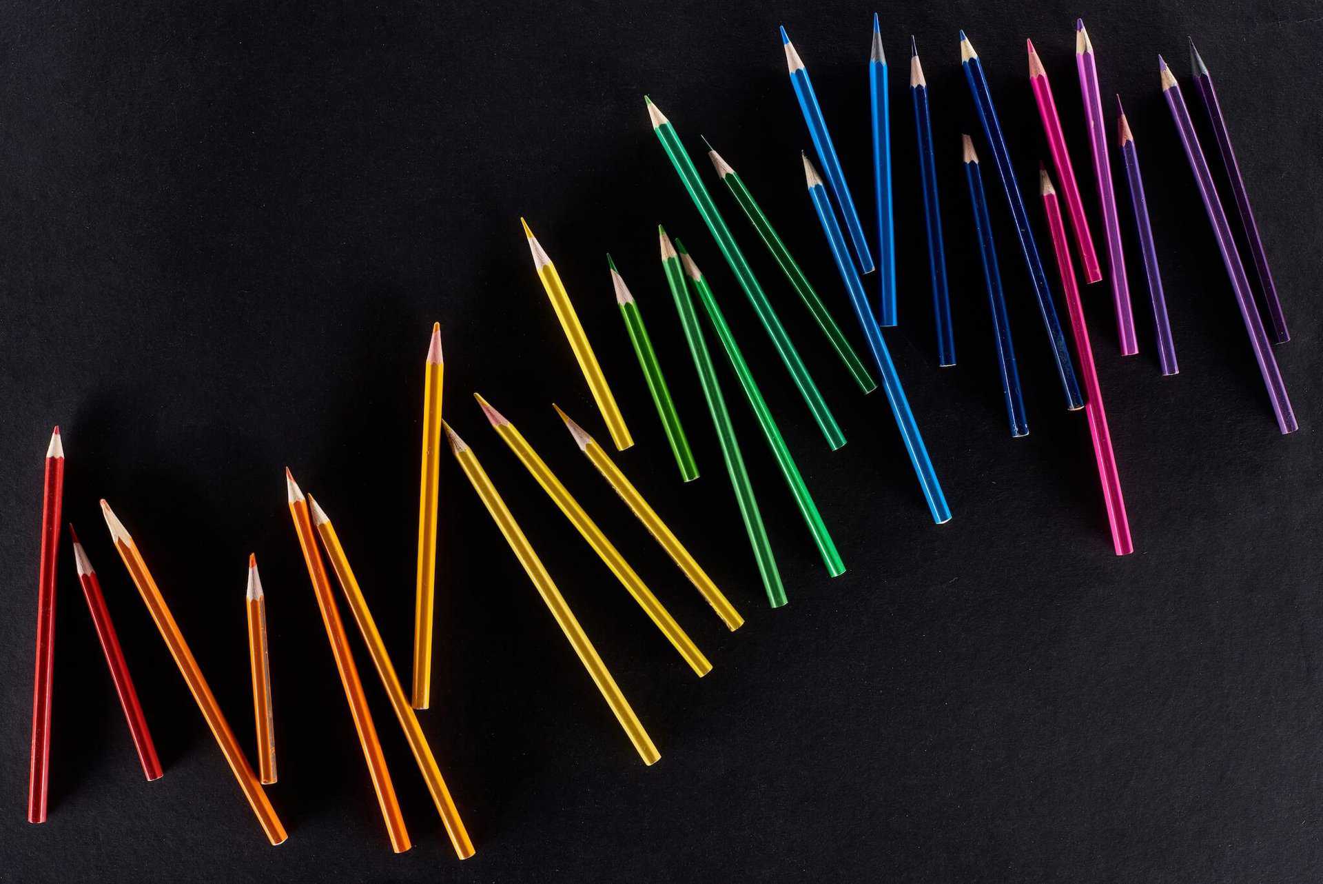 Colored Pencils laying in a gradient color pattern